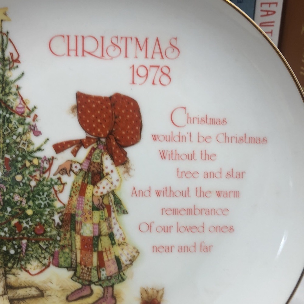 0445 Vintage 1978 Holly Hobbie Large Commemorative Christmas Plate - Picture 2 of 4